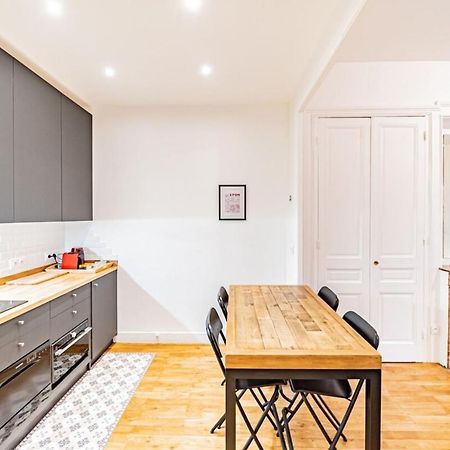 Aapartment With Character Parquet Flooring Fireplace - Charpennes Вийёрбан Экстерьер фото