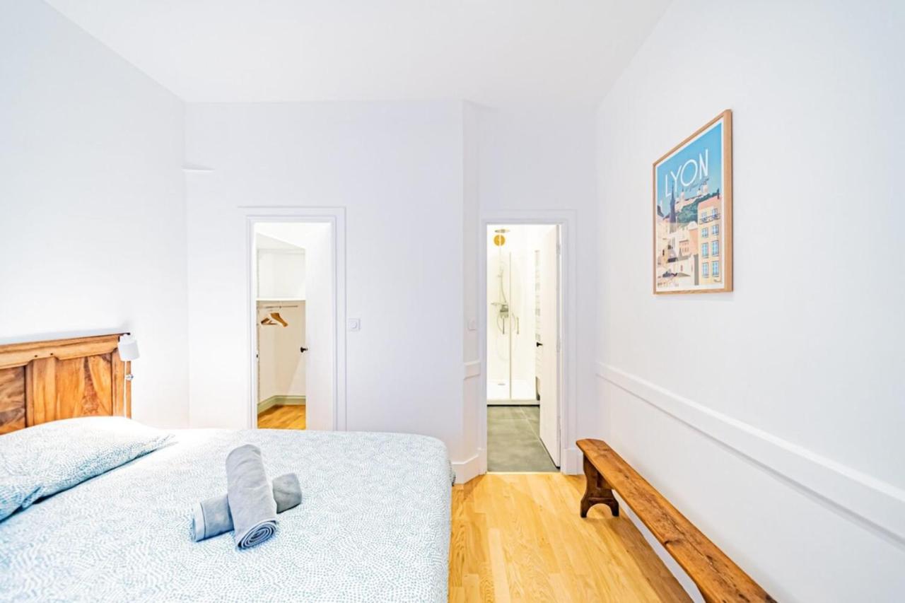 Aapartment With Character Parquet Flooring Fireplace - Charpennes Вийёрбан Экстерьер фото