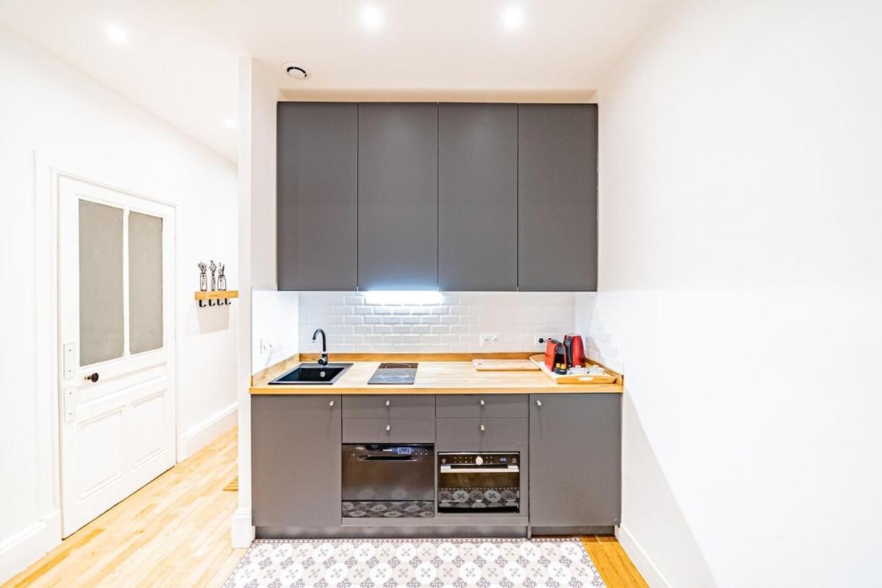 Aapartment With Character Parquet Flooring Fireplace - Charpennes Вийёрбан Экстерьер фото